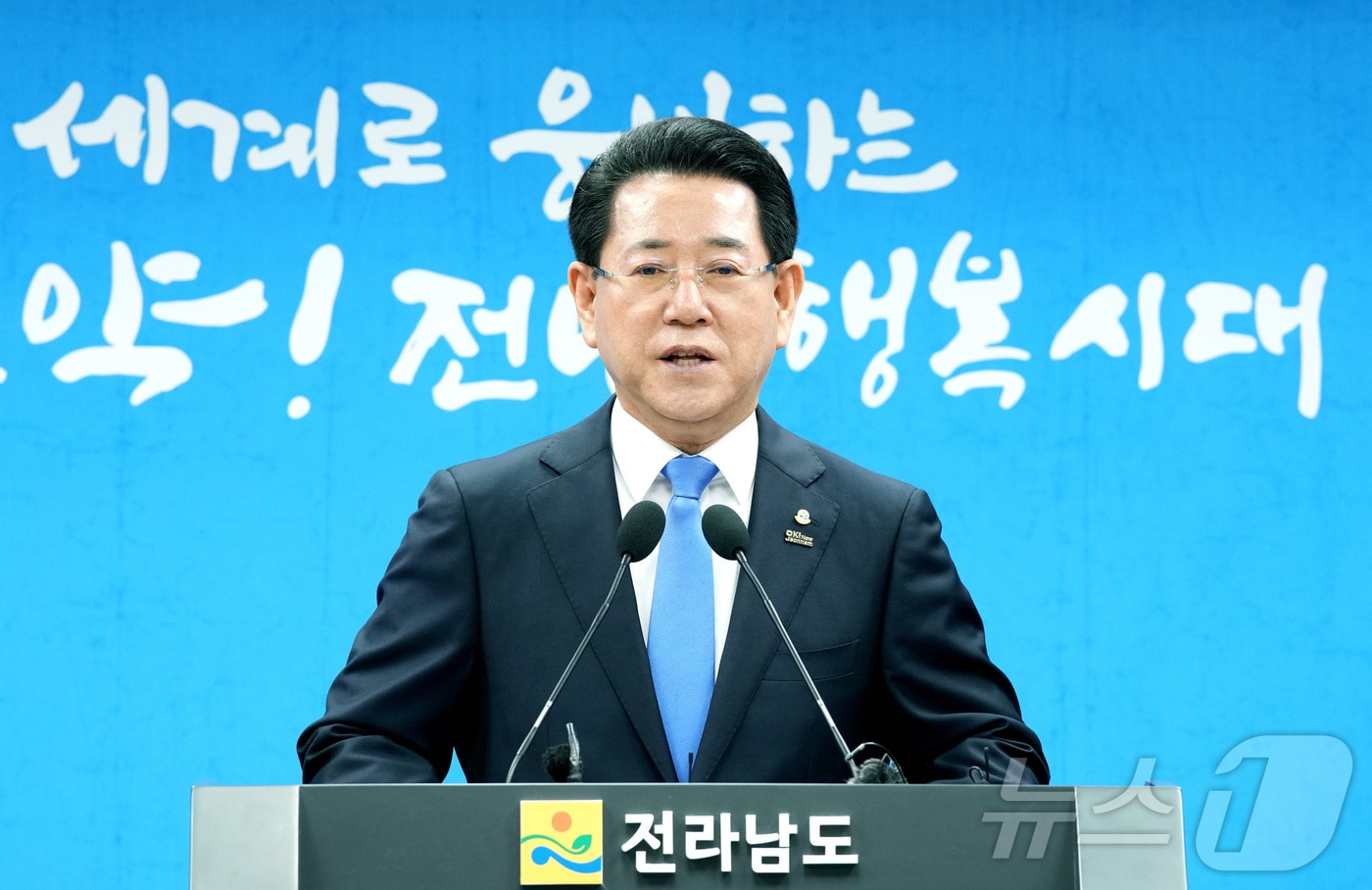 김영록 전라남도지사가 4일 오전 도청 브리핑룸에서 ‘윤석열 대통령 탄핵 인용’에 따른 대도민 담화문을 발표하고 있다.(전남도 제공. 재판매 및 DB금지) 2025.4.4/뉴스1 