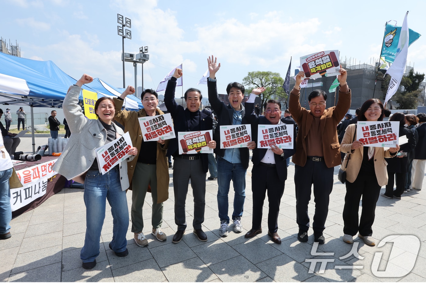 4일 오전 광주 동구 5.18민주광장에는 시민들이 헌법재판소의 윤석열 대통령 탄핵 선고 결과가 나오자 만세를 부르고 있다. 2025.4.4/뉴스1 ⓒ News1 김태성 기자