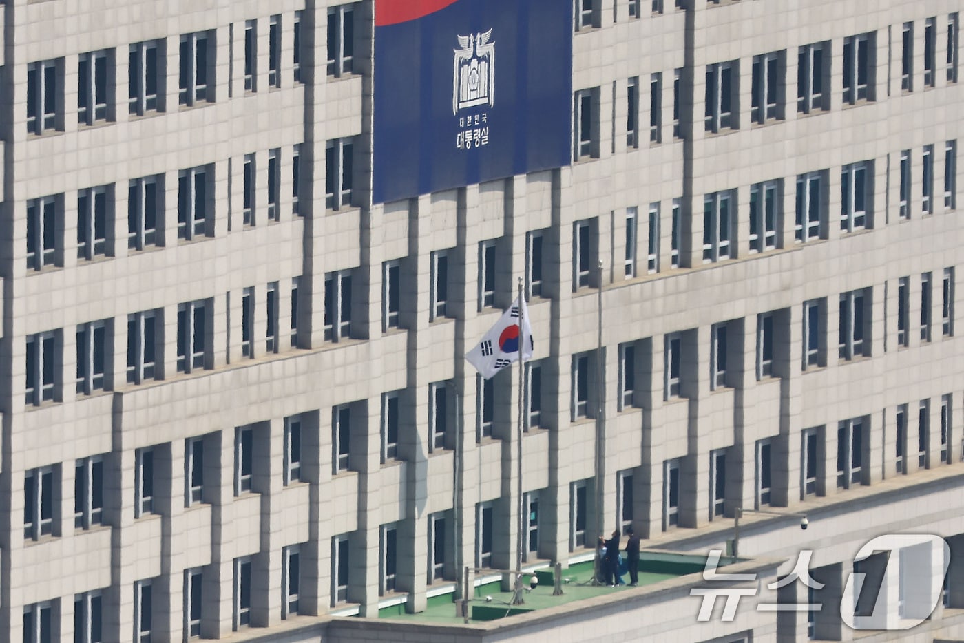 헌법재판소의 윤석열 대통령 탄핵이 인용된 4일 서울 용산구 대통령실에서 대통령실 관계자들이 봉황기를 내리고 있다. 2025.4.4/뉴스1 ⓒ News1 사진공동취재단