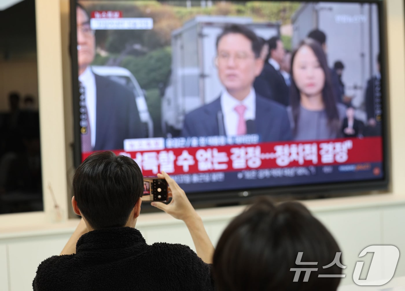 4일 광주 광산구 성덕고에서 학생들이 헌법재판소의 윤석열 대통령 탄핵 소추안 표결 생중계를 기록하고 있다. 2025.4.4/뉴스1 ⓒ News1 박지현 기자