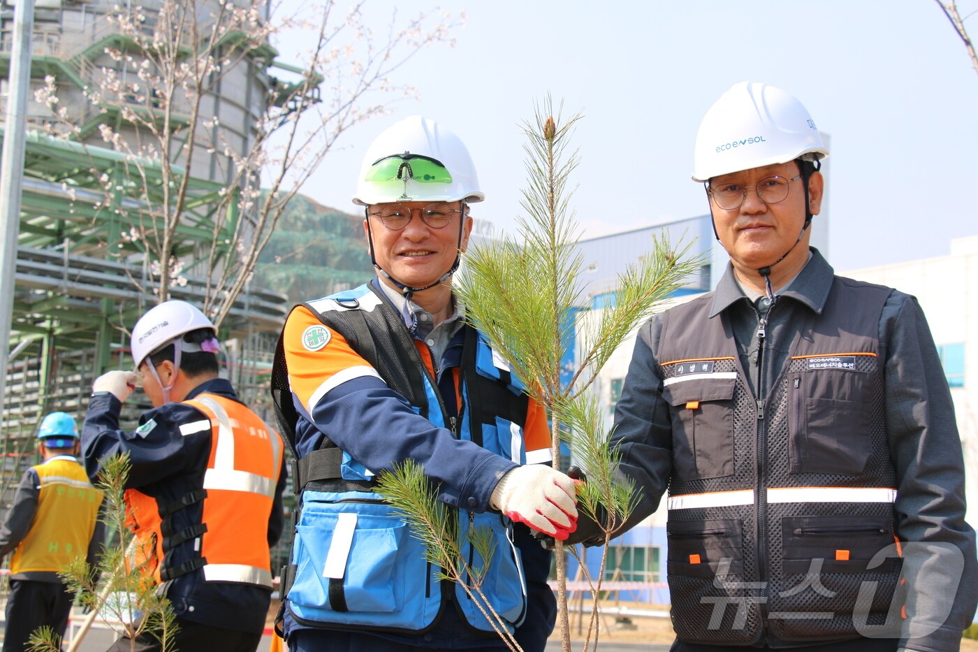 삼척블루파워는 4일 삼척화력발전소 종합사무동 주변에서 ‘제1회 삼척화력발전소 숲 조성 행사’를 개최했다.&#40;삼척블루파워 제공, 재판매 및 DB 금지&#41; 2025.4.4/뉴스1