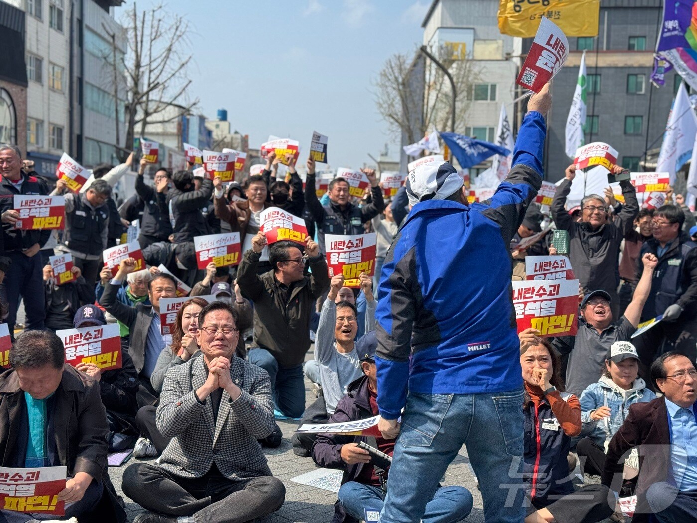 4일 오전 헌법재판소의 윤석열 대통령 탄핵 선고 결과가 나오자 전북 전주시 객사 앞에서 환호하고 있다. 2025.4.4/뉴스1 ⓒ News1 장수인 기자