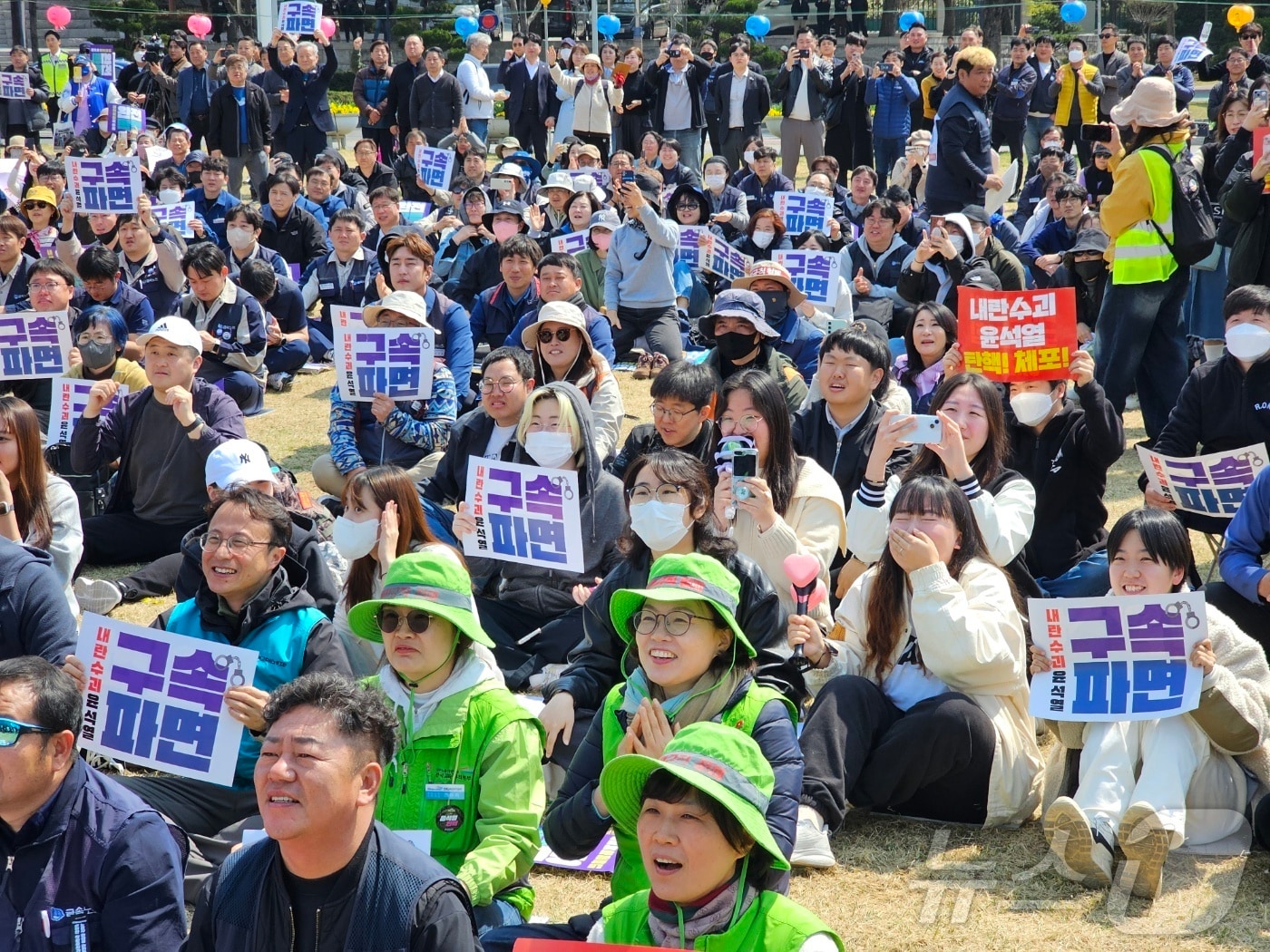 윤석열 대통령 파면이 인용된 4일 경남 창원광장에 모인 시민들이 대통령 파면 소식에 환호하고 있다. ⓒ 뉴스1 박민석 기자