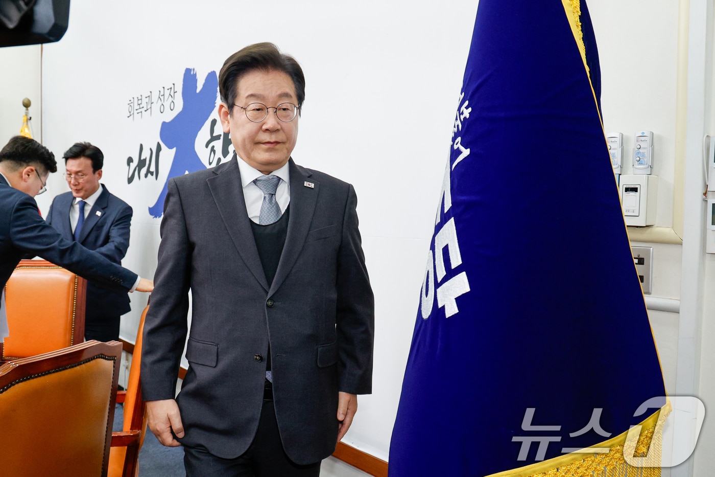 이재명 더불어민주당 대표가 4일 서울 여의도 국회에서 헌법재판소의 윤석열 대통령 파면 결정에 대한 입장을 밝힌 뒤 이동하고 있다. 2025.4.4/뉴스1 ⓒ News1 안은나 기자