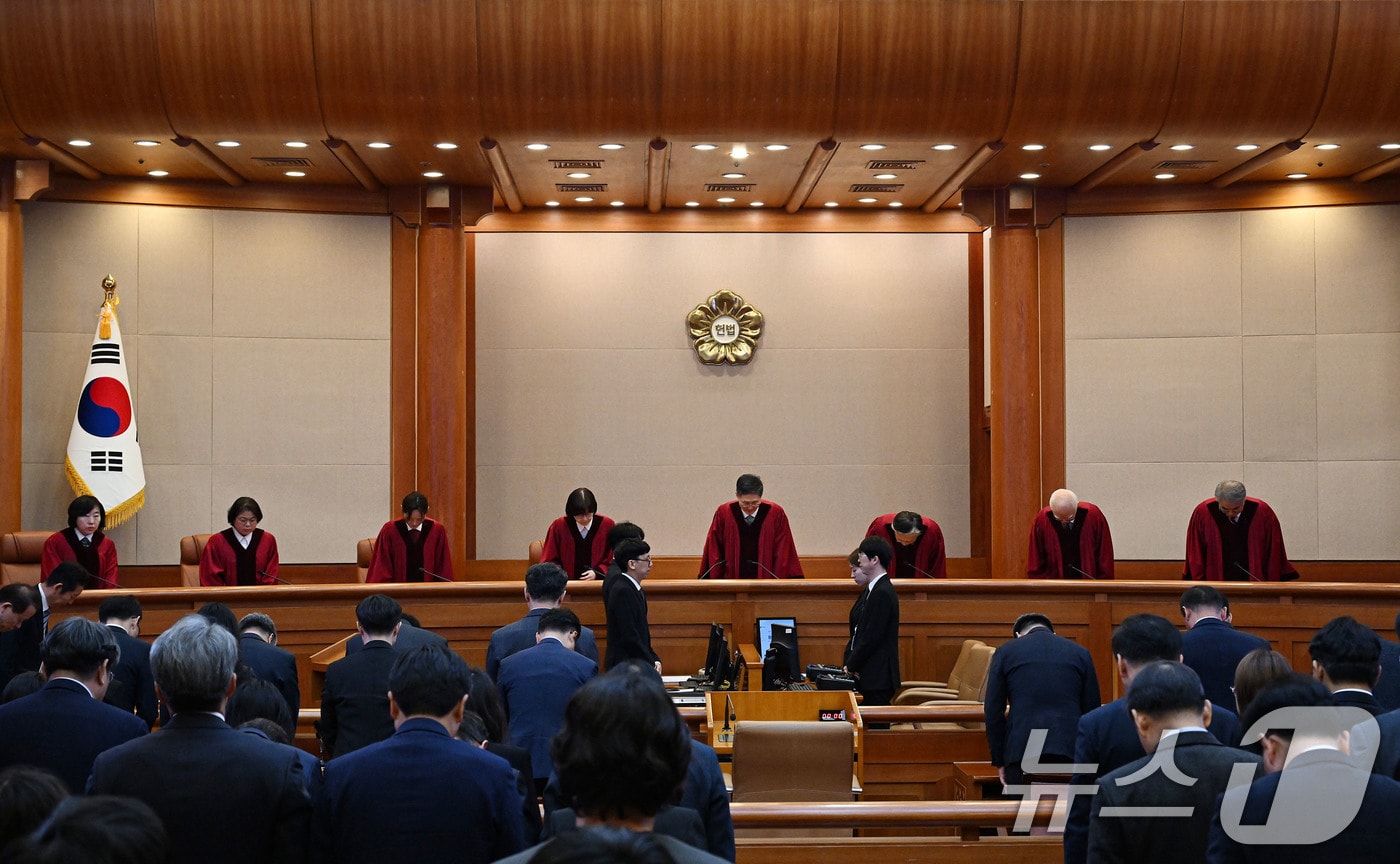 문형배 권한대행을 비롯한 헌법재판관들이 4일 오전 서울 종로구 헌법재판소 대심판정에서 열린 윤석열 대통령 탄핵 심판에 참석하며 인사하고 있다. 이날 헌법재판소는 재판관 전원 일치 의견으로 윤 대통령 파면을 결정했다. 2025.4.4 ⓒ 뉴스1 사진공동취재단