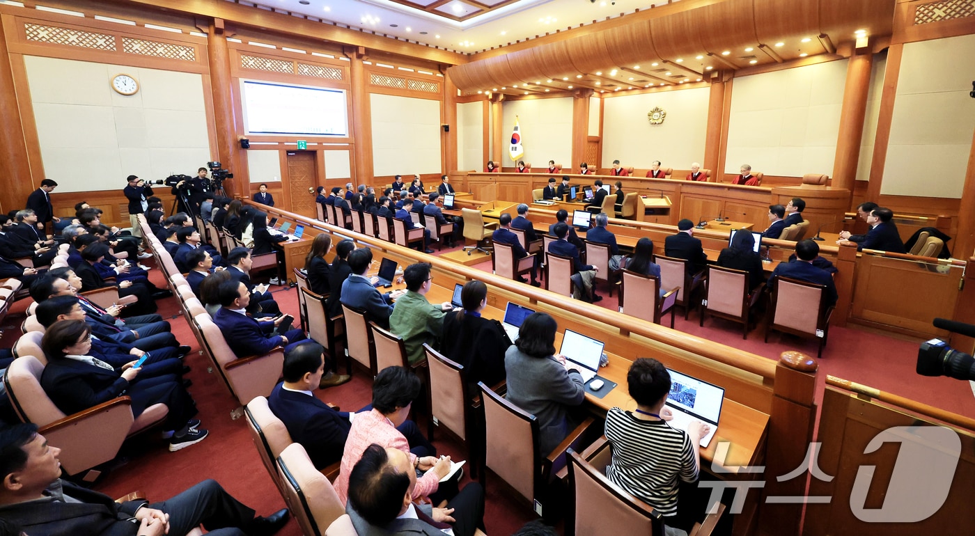 문형배 헌법재판소장 권한대행이 지난 4일 오전 서울 종로구 헌법재판소 대심판정에서 윤석열 대통령 탄핵심판 인용 결정문을 낭독하고 있다.2025.4.4/뉴스1 ⓒ News1 사진공동취재단