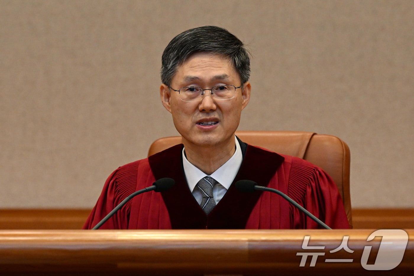 문형배 헌법재판소장 권한대행이 4일 서울 종로구 헌법재판소 대심판정에서 열린 윤석열 대통령 탄핵 심판 선고에서 발언하고 있다. 이날 헌법재판소는 재판관 전원 일치 의견으로 윤 대통령 파면을 결정했다. 2025.4.4/뉴스1 ⓒ News1 사진공동취재단