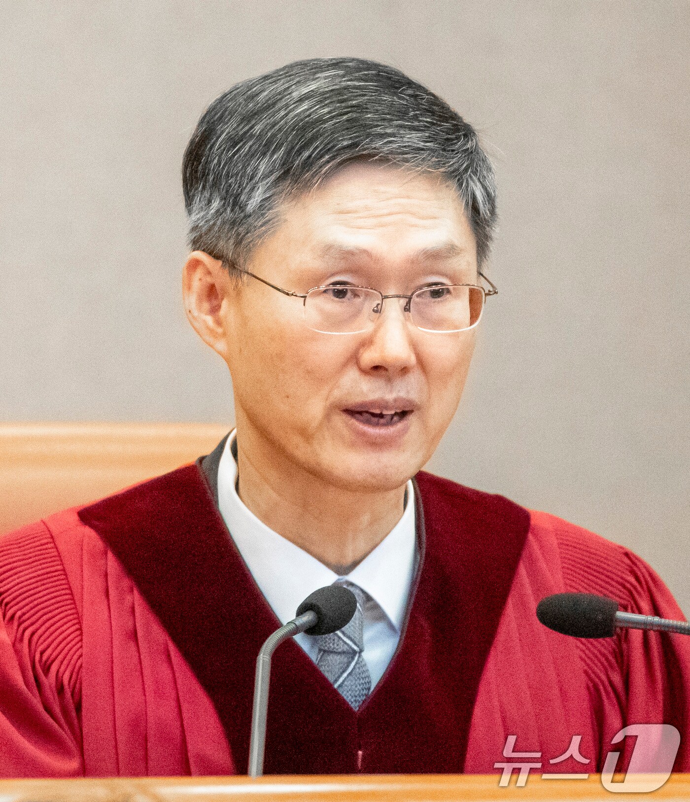 문형배 헌법재판소장 권한대행이 4일 서울 종로구 헌법재판소 대심판정에서 열린 윤석열 대통령 탄핵 심판 선고에서 선고를 하고 있다. 이날 헌법재판소는 재판관 전원 일치 의견으로 윤 대통령 파면을 결정했다. 2025.4.4/뉴스1 ⓒ News1 사진공동취재단