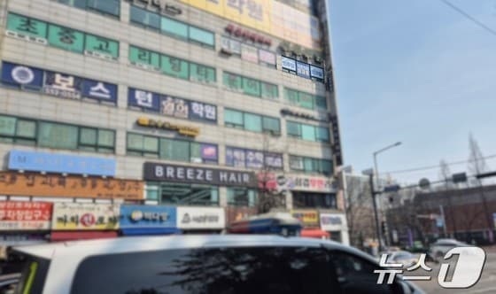 윤석열 대통령 탄핵 선고 기일인 4일 오전 인천 계양구 계산동에 위치한 이재명 더불어민주당 대표 지역구 사무실 앞 경찰차가 대기하고 있는 모습 2025.4.4/뉴스1 ⓒ News1 이시명 기자