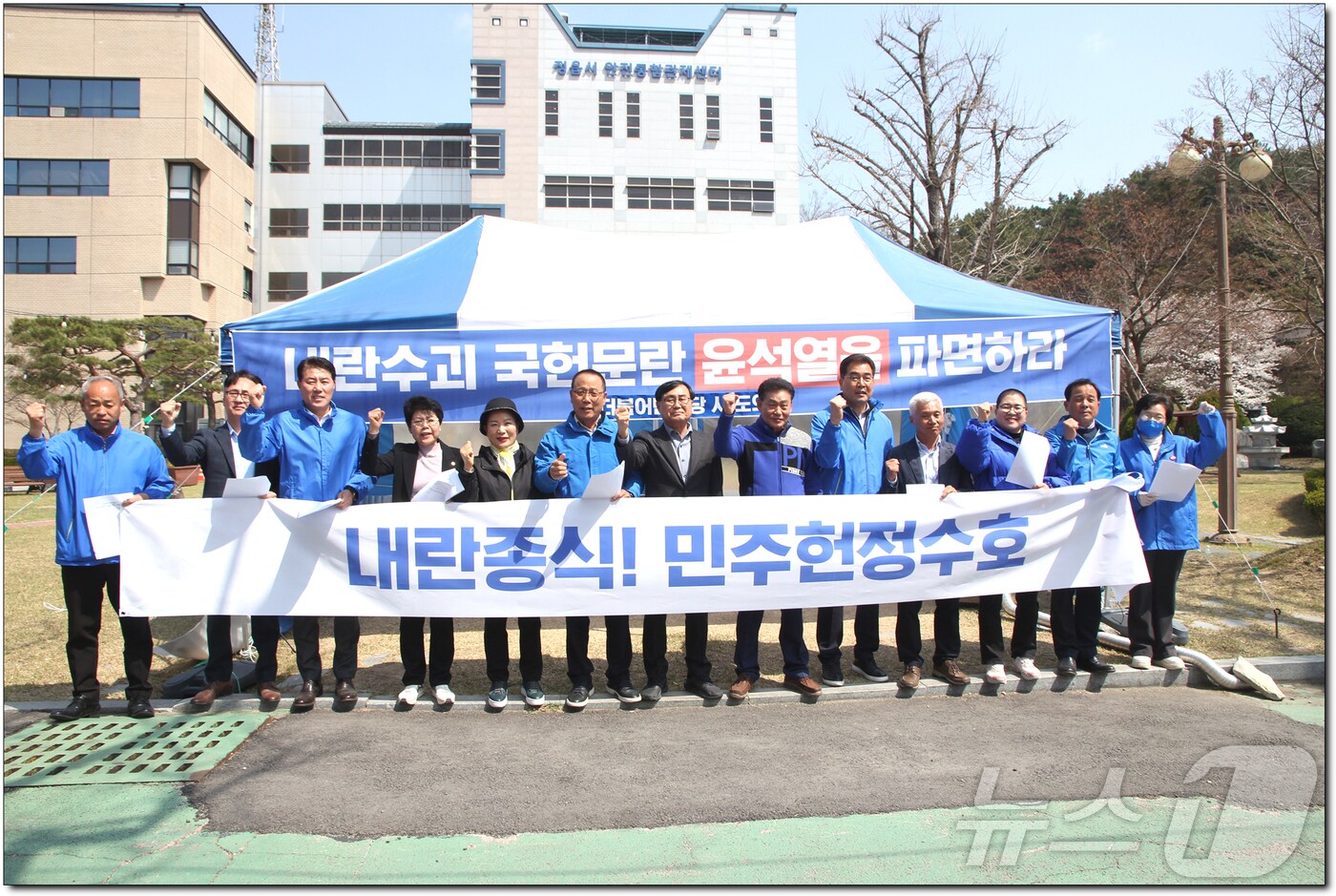  헌법재판소의 윤석열 대통령 탄핵 인용에 전북지역 정치권과 자치단체장이 일제히 환영의 뜻을 밝혔다. 정읍시의회 의원들이 윤 대통령 파면에 대해 환영의 뜻을 밝혔다.&#40;정읍시 의회 제공. 재판매 및 DB금지&#41;