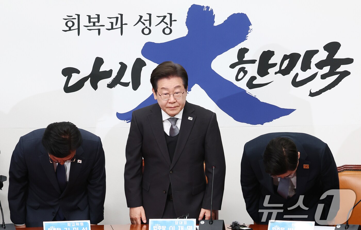 이재명 더불어민주당 대표가 4일 서울 여의도 국회에서 헌법재판소의 윤석열 대통령 파면 결정에 대한 입장을 밝히기 위해 입장하며 인사하고 있다. 2024.4.4/뉴스1 ⓒ News1 김민지 기자