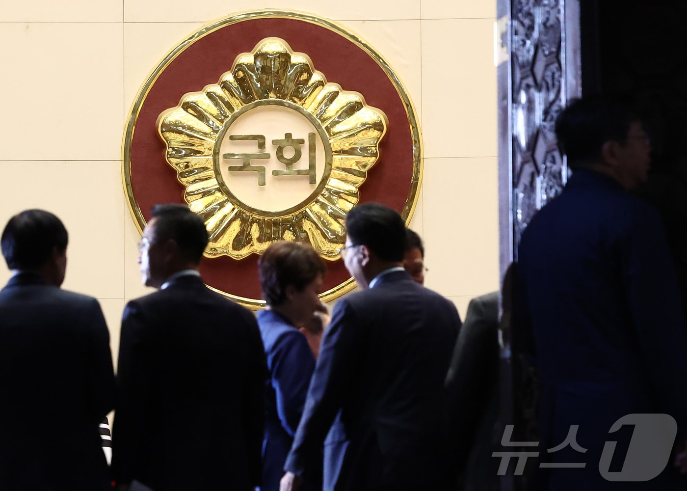 국민의힘 의원들이 본회의에 불참하기로 한 가운데 4일 오후 서울 여의도 국회에서 더불어민주당 의원들이 본회의에 참석하고 있다. 2025.4.4/뉴스1 ⓒ News1 김민지 기자