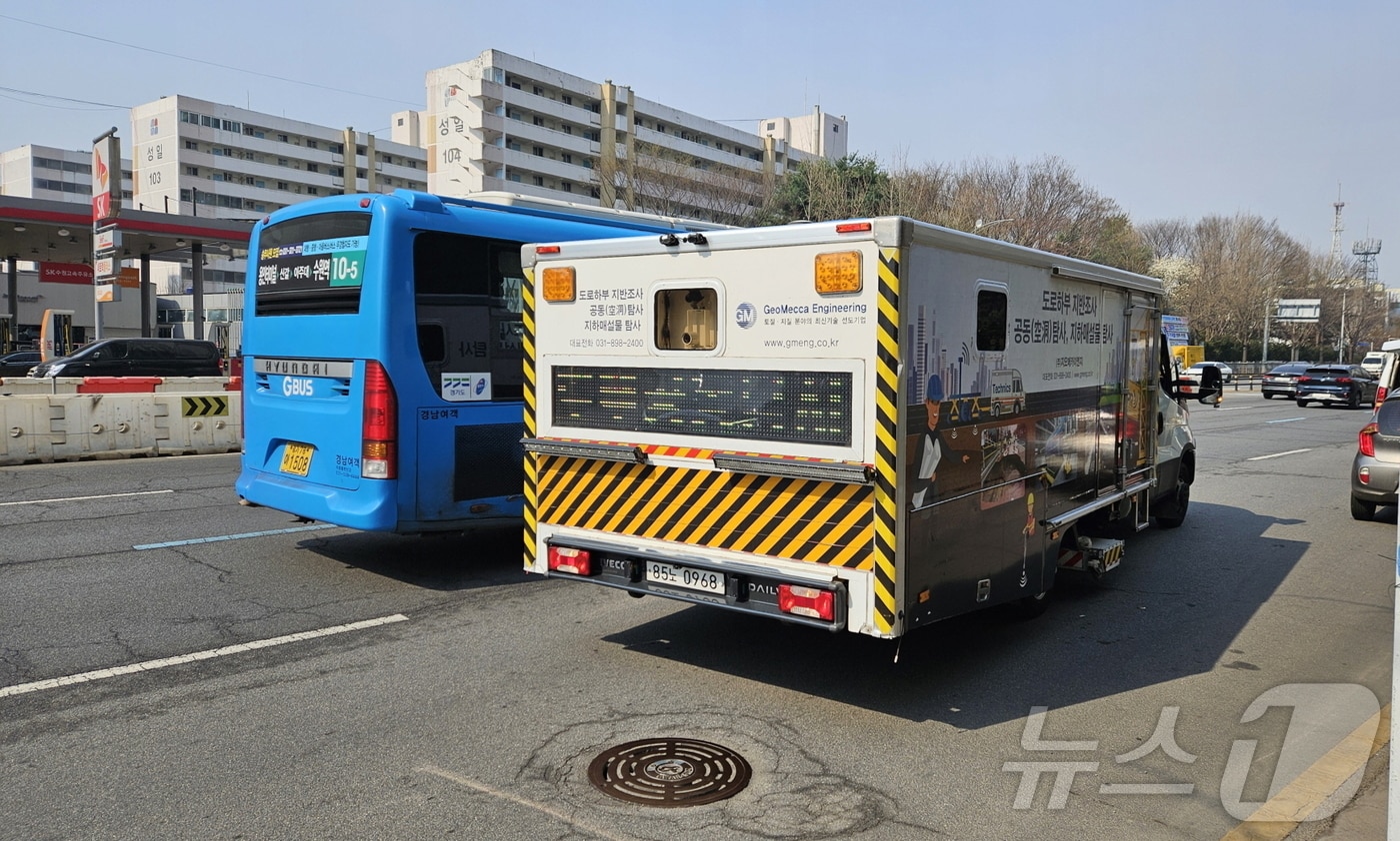경기 수원시 '동탄~인덕원선 복선전철 건설공사 7공구' 현장 주변 도로 특별안전점검. (수원시 제공. 재판매 및 DB 금지) 2025.4.4/뉴스1