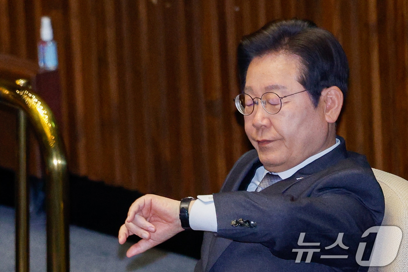 이재명 더불어민주당 대표가 4일 오후 서울 여의도 국회에서 열린 제424회국회(임시회) 제1차 본회의에서 시계를 확인하고 있다. 2025.4.4/뉴스1 ⓒ News1 안은나 기자