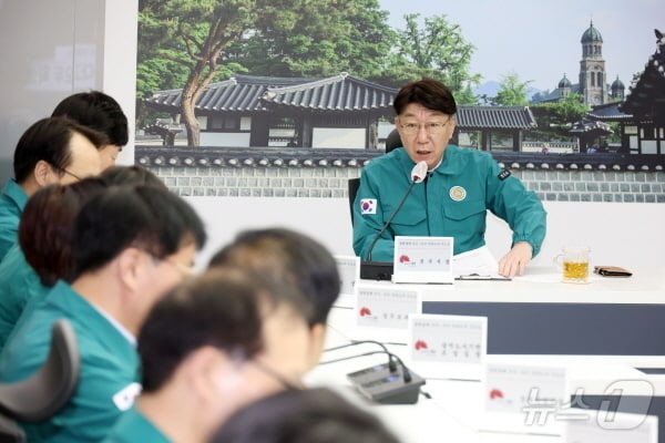 우범기 전주시장이 4일 긴급간부회의를 갖고 흔들림 없는 시정업무 수행을 당부했다.(전주시 제공, 재판매 및 DB 금지)/뉴스1