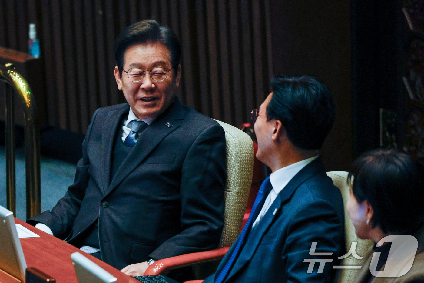 이재명 더불어민주당 대표가 4일 오후 서울 여의도 국회에서 열린 제424회국회(임시회) 제1차 본회의에서 김민석 최고위원과 대화하고 있다. 2025.4.4/뉴스1 ⓒ News1 안은나 기자