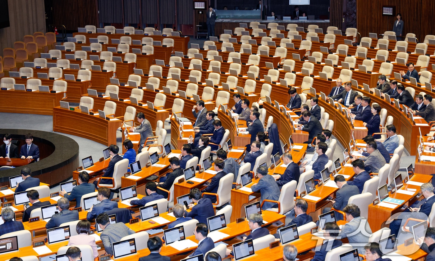 4일 오후 서울 여의도 국회에서 제424회 국회(임시회) 제1차 본회의에 최상목 경제부총리 겸 기획재정부 장관 탄핵안 법제사법위원회로의 회부 동의의 건이 상정된 가운데 국민의힘 의원들이 불참, 자리가 비어 있다. 2025.4.4/뉴스1 ⓒ News1 안은나 기자