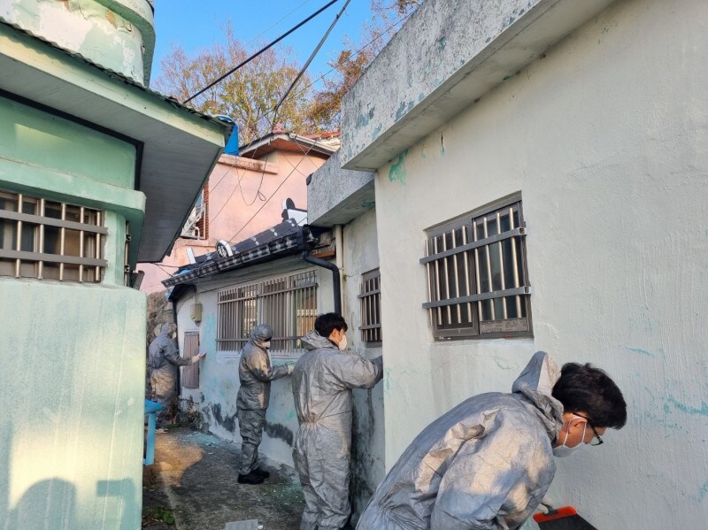 지난해 한숲봉사단 활동 시 시설수리 봉사를 진행하는 모습(DL케미칼 제공)