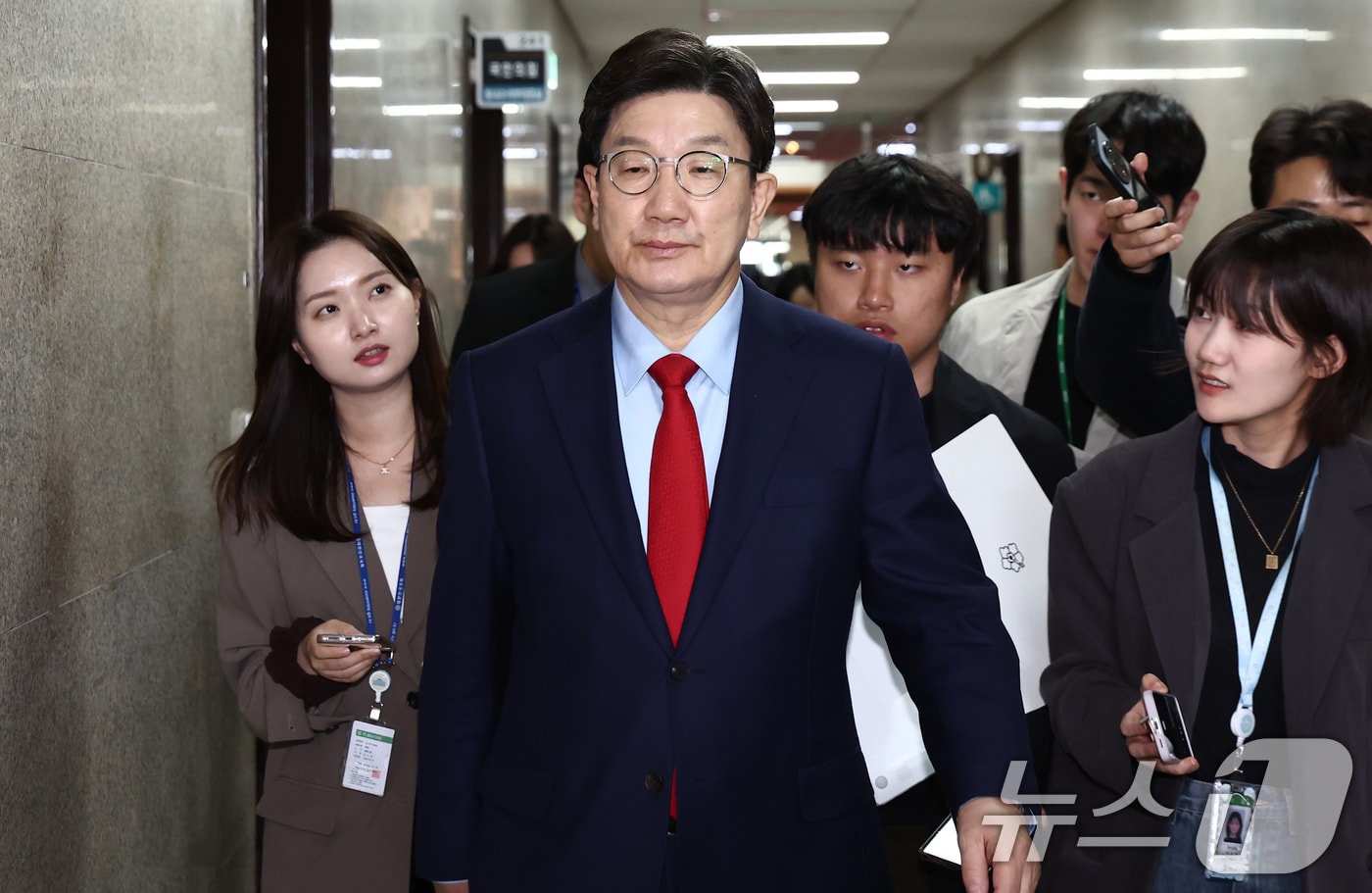 권성동 국민의힘 원내대표가 4일 오후 서울 여의도 국회에서 권영세 비대위원장과 면담을 마치고 이동하고 있다. 2025.4.4/뉴스1 ⓒ News1 김민지 기자