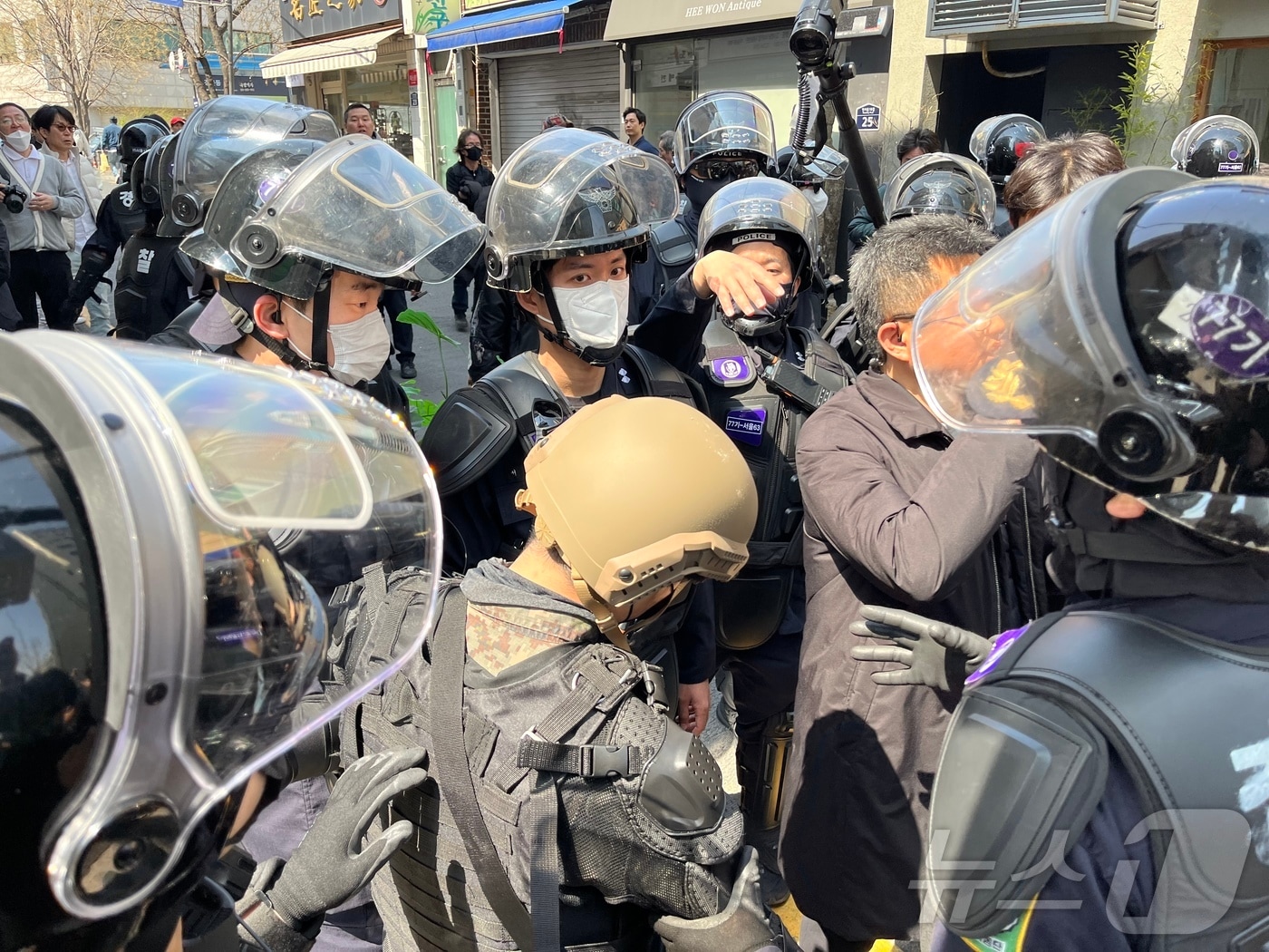 4일 오전 11시 30분쯤 서울 종로구 안국역 5번 출구 인근 수운회관 앞에서 20대로 추정되는 남성 1명이 곤봉으로 경찰버스 창문을 부숴 경찰에 검거됐다. 2025.4.4/뉴스1 ⓒ News1 김종훈 기자