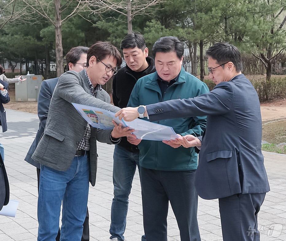 임병택(오른쪽 두 번째) 시흥시장이 현장점검 중이다.(시흥시 제공)