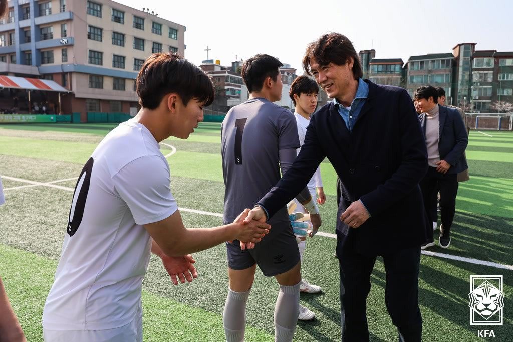 홍명보 축구대표팀 감독이 고등리그 개막식 현장을 찾아 지도자들과 선수들을 격려했다. (대한축구협회 제공)