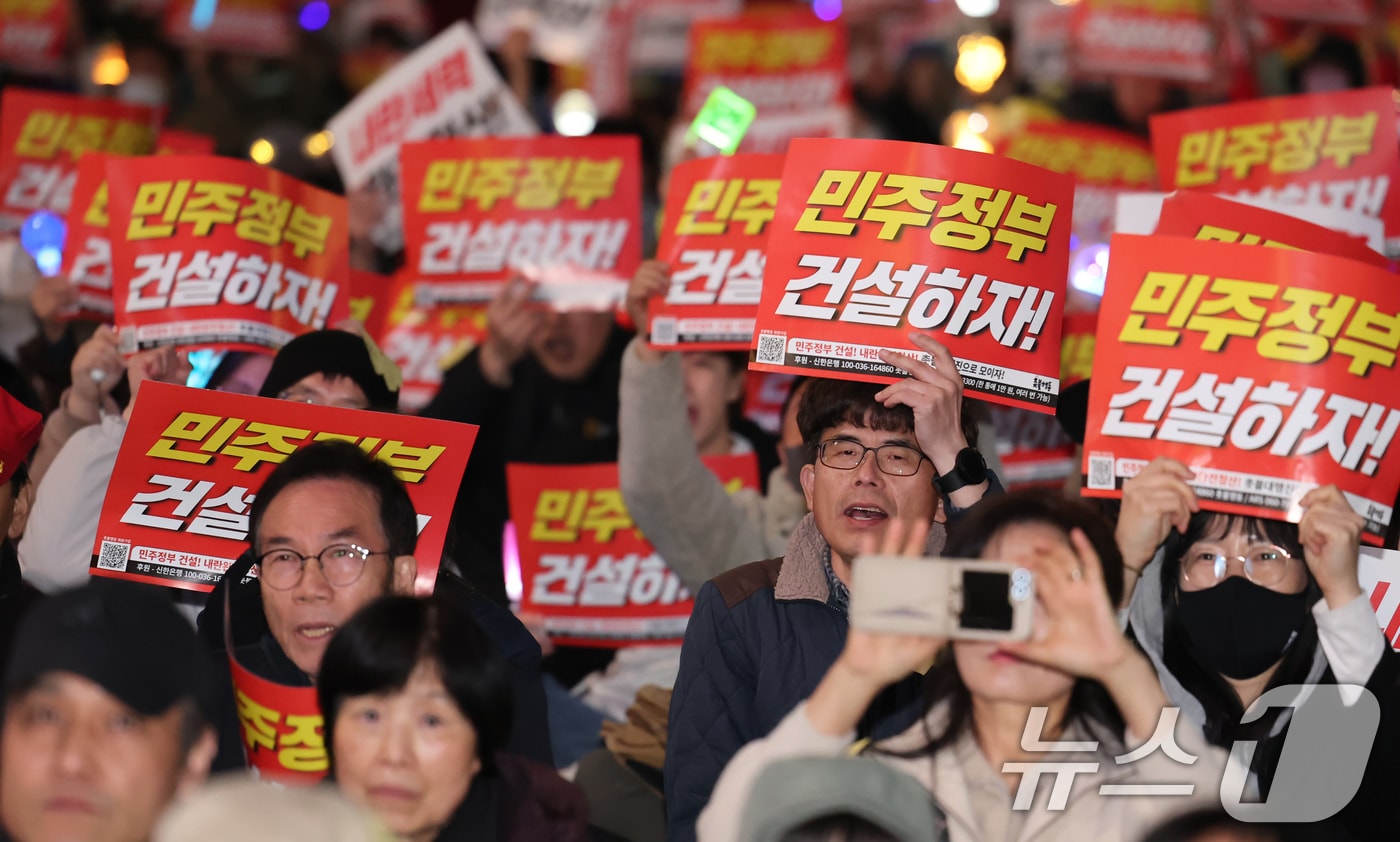 4일 저녁 서울 중구 시청역 인근에서 열린 촛불행동 집회 참석자들이 헌법재판소의 윤석열 전 대통령 탄핵 인용을 자축하는 문화제를 하고 있다. 2025.4.4/뉴스1 ⓒ News1 장수영 기자