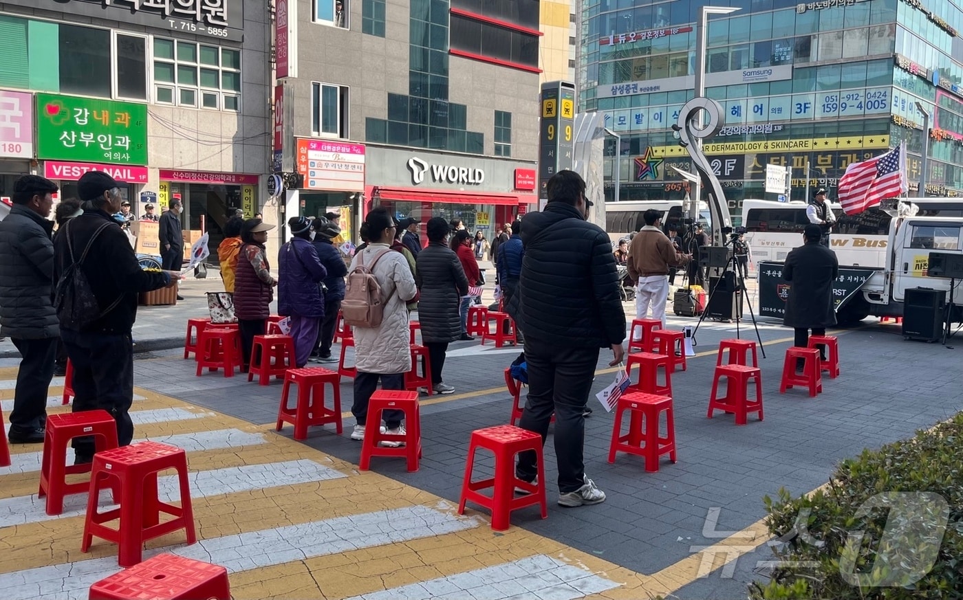 윤석열 대통령이 파면된 4일 오후 부산 부산진구 서면에서 대통령 지키기 부산시민대회에서 참가자들이 국기에 대한 경례를 하고 있다.2025.4.4/뉴스1 ⓒ News1 장광일 기자