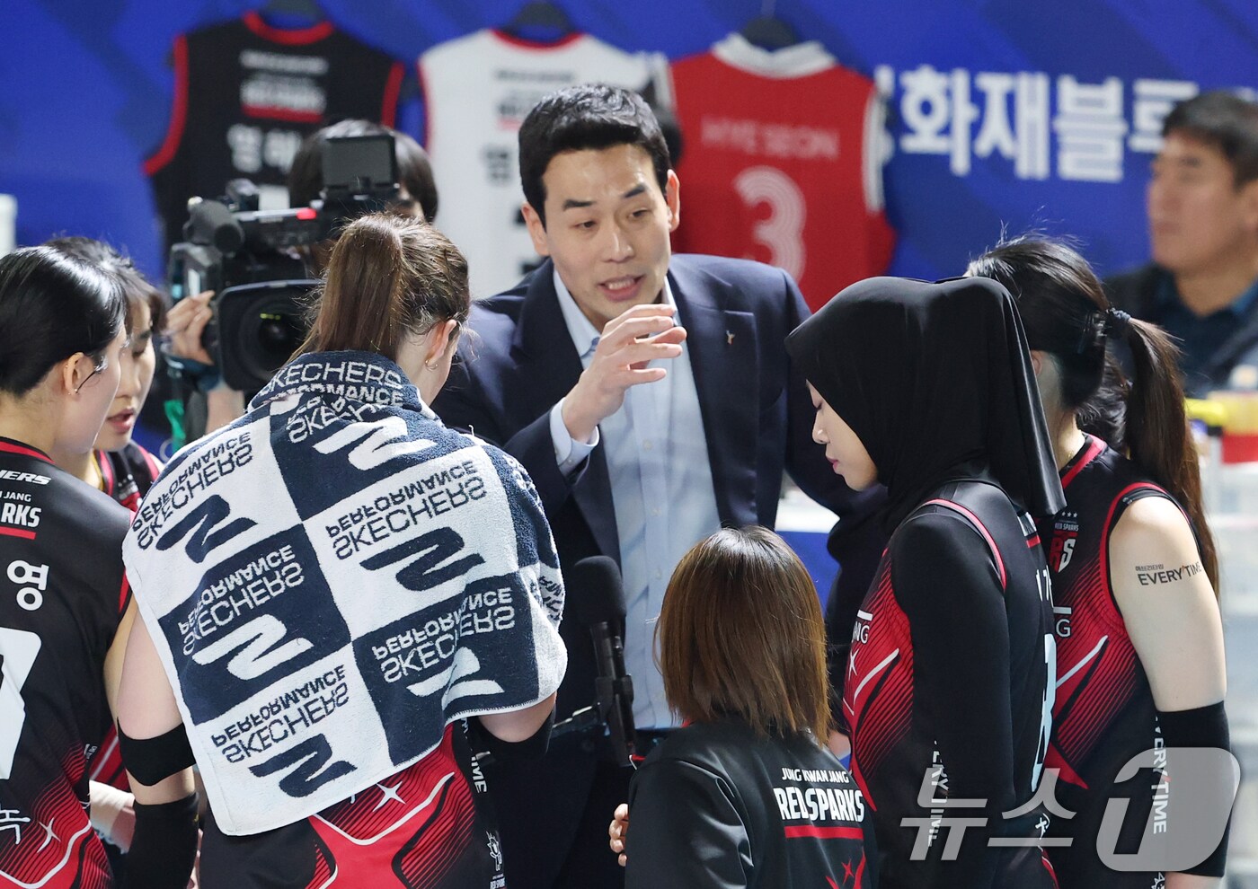 4일 오후 대전 중구 충무실내체육관에서 열린 프로배구 '2024-2025 도드람 V리그' 여자부 챔피언결정전 3차전, 정관장과 흥국생명의 경기에서 정관장 고희진 감독이 작전 지시를 하고 있다. 2025.4.4/뉴스1 ⓒ News1 김영운 기자
