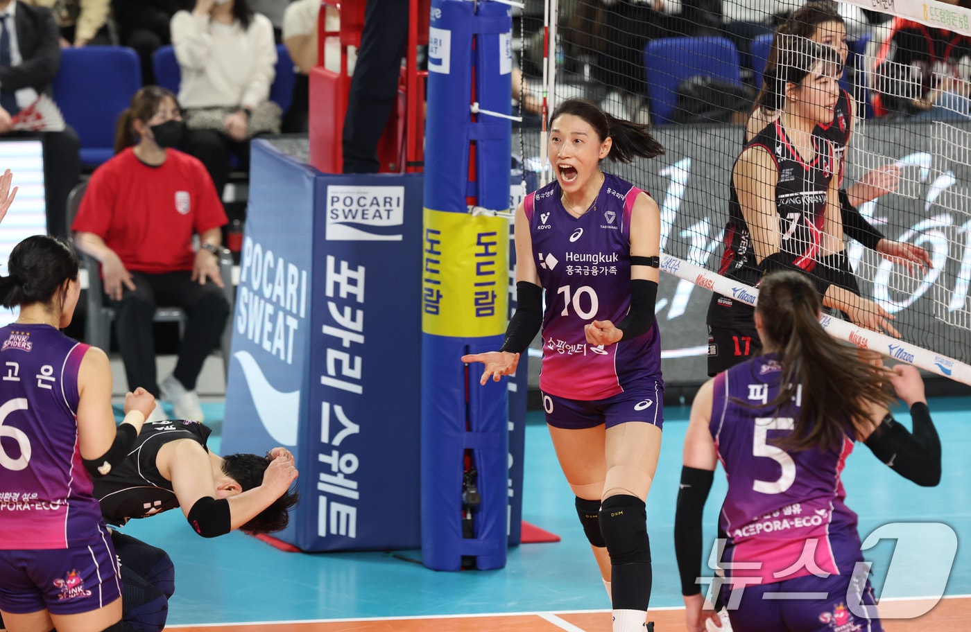 4일 오후 대전 중구 충무실내체육관에서 열린 프로배구 '2024-2025 도드람 V리그' 여자부 챔피언결정전 3차전, 정관장과 흥국생명의 경기에서 흥국생명 김연경이 득점에 성공한 뒤 기뻐하고 있다. 2025.4.4/뉴스1 ⓒ News1 김영운 기자