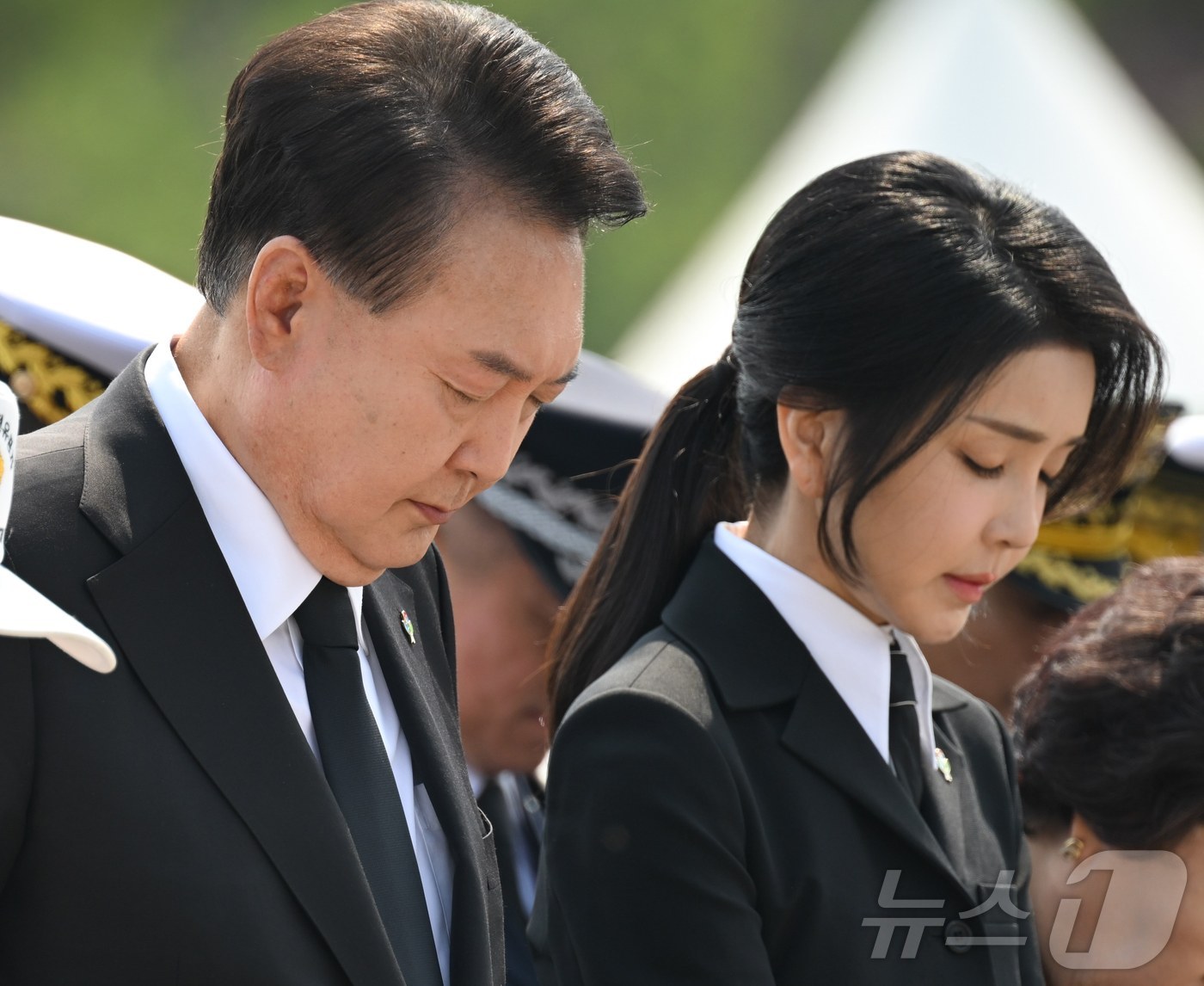 윤석열 전 대통령과 김건희 여사가 서울 동작구 국립서울현충원에서 열린 제69회 현충일 추념식에서 묵념을 하고 있다. (대통령실 제공) 2024.6.6/뉴스1 ⓒ News1 송원영 기자