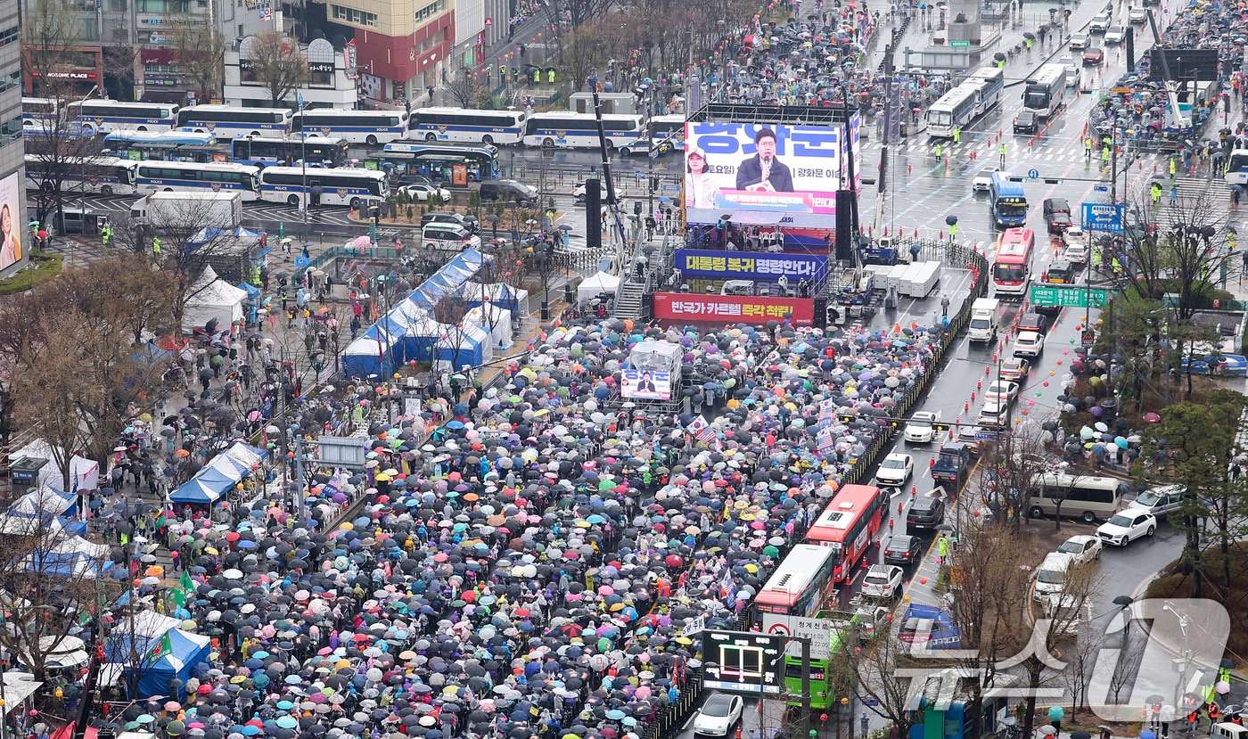 헌법재판소의 윤석열 전 대통령에 대한 파면 선고 이후 첫 주말인 5일 서울 종로구 동화면세점 앞에서 윤석열 전 대통령 지지자들과 자유통일당 등 보수단체 회원들이 탄핵 무효를 촉구하며 구호를 외치고 있다. 2025.4.5/뉴스1 ⓒ News1 김성진 기자