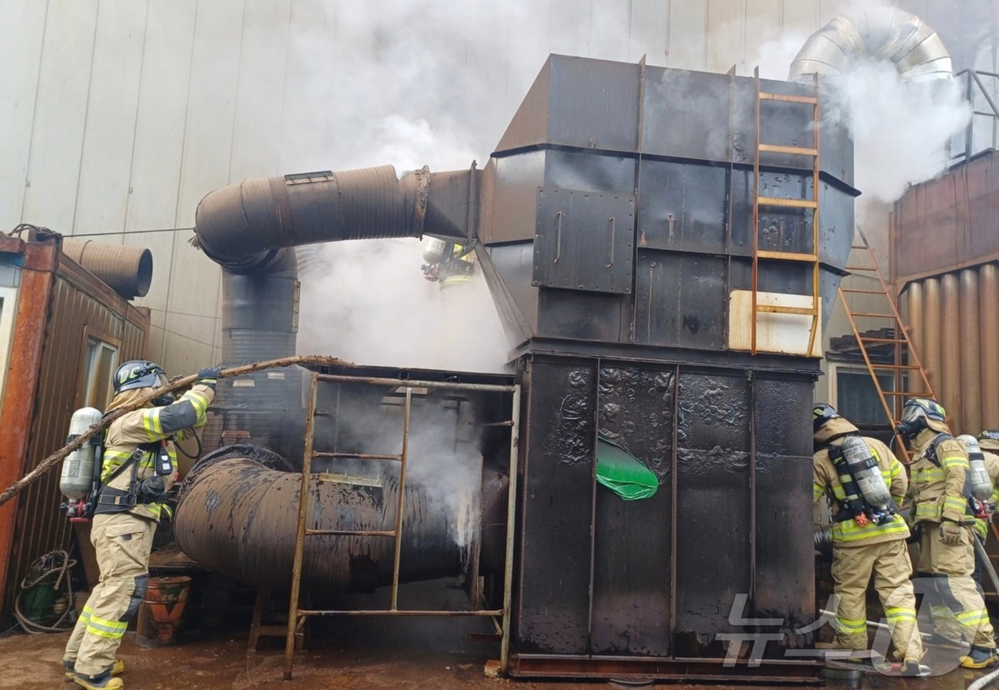  5일 오전 8시 14분께 충남 아산시 배방읍 세출리의 플라스틱 용기 제조공장에서 화재가 발생해 외부 집진설비 등을 태운 뒤 26분만에 진화됐다.(아산소방서 제공. 재판매 및 DB금지)/ 뉴스1