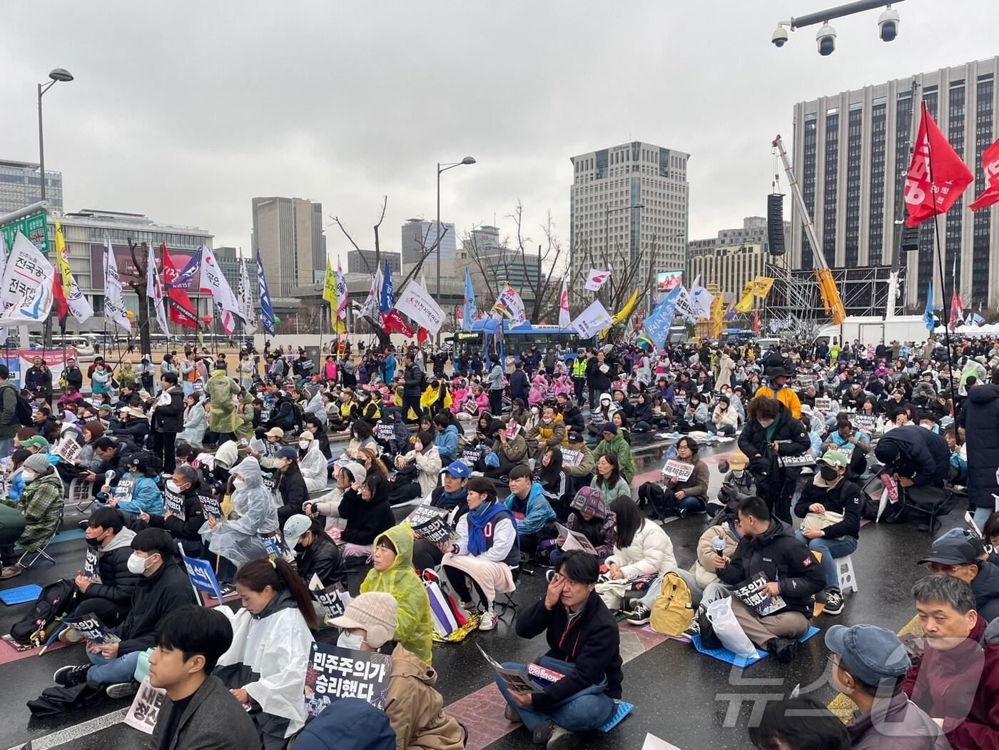 5일 오후 서울 종로구 광화문 일대 윤석열 전 대통령 파면을 기념하기 위해 모인 시민들 20250405/뉴스1 ⓒ News1 임여익 기자