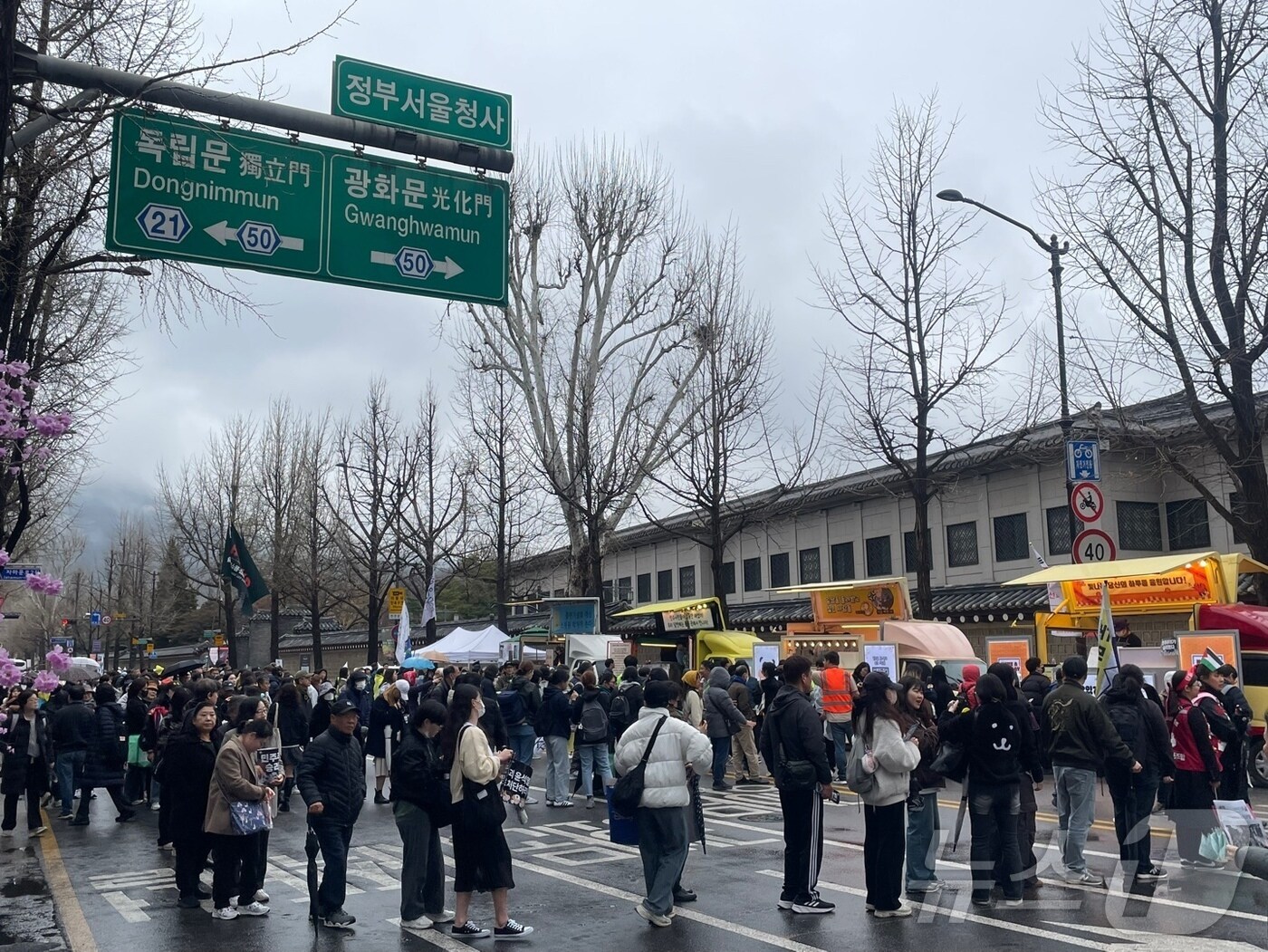 5일 오후 서울 종로구 광화문 일대 윤석열 전 대통령 파면 기념 푸드트럭 주변에 시민들이 줄을 서 있다. 20250405/뉴스1 ⓒ News1 임여익 기자