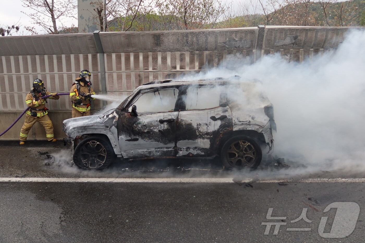 불에 탄 사고 차량.(부산소방재난본부 제공. 재판매 및 DB금지.)
