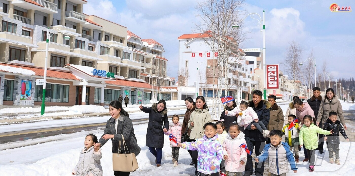 (평양 노동신문=뉴스1) = 북한 노동당 기관지 노동신문은 6일 "위대한 당의 손길 아래 희한하게 솟아난 산간문화도시 삼지연시"라면서 지방 진흥 정책에 따라 변모한 삼지연시를 선전했다. [국내에서만 사용가능. 재배포 금지. DB 금지. For Use Only in the Republic of Korea. Redistribution Prohibited] rodongphoto@news1.kr