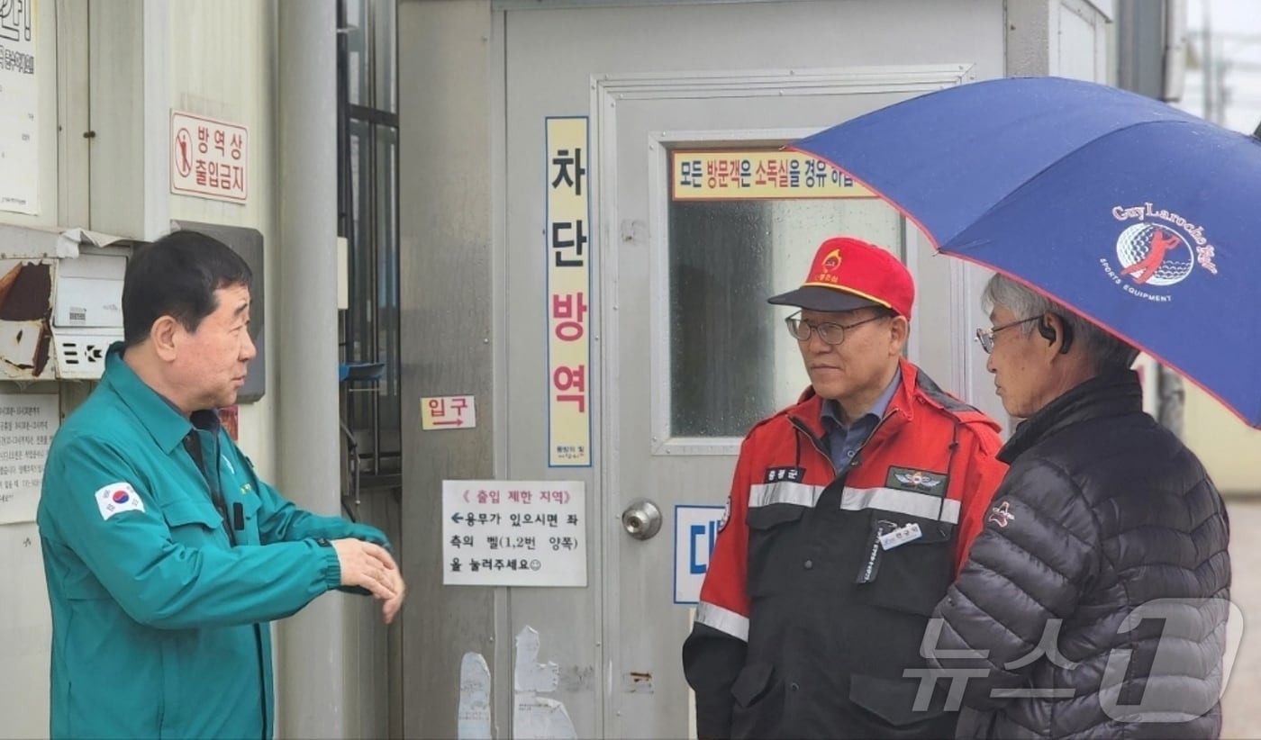 이재영 충북 증평군수가 지난 5일 거점소독소를 찾아 현장을 점검한 뒤 농장주 등에게 방역 강화와 철저한 대비를 당부하고 있다.&#40;증평군 제공&#41;/뉴스1.