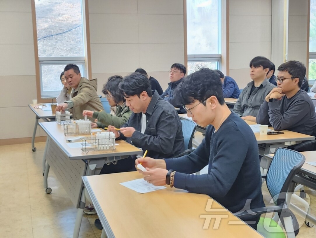 경북 산불 피해 5개 시·군 공무원들이 악취 및 대기지도점검 담당자 교육을 받고 있다.&#40;경북도 제공. 재판매 및 DB 금지&#41;
