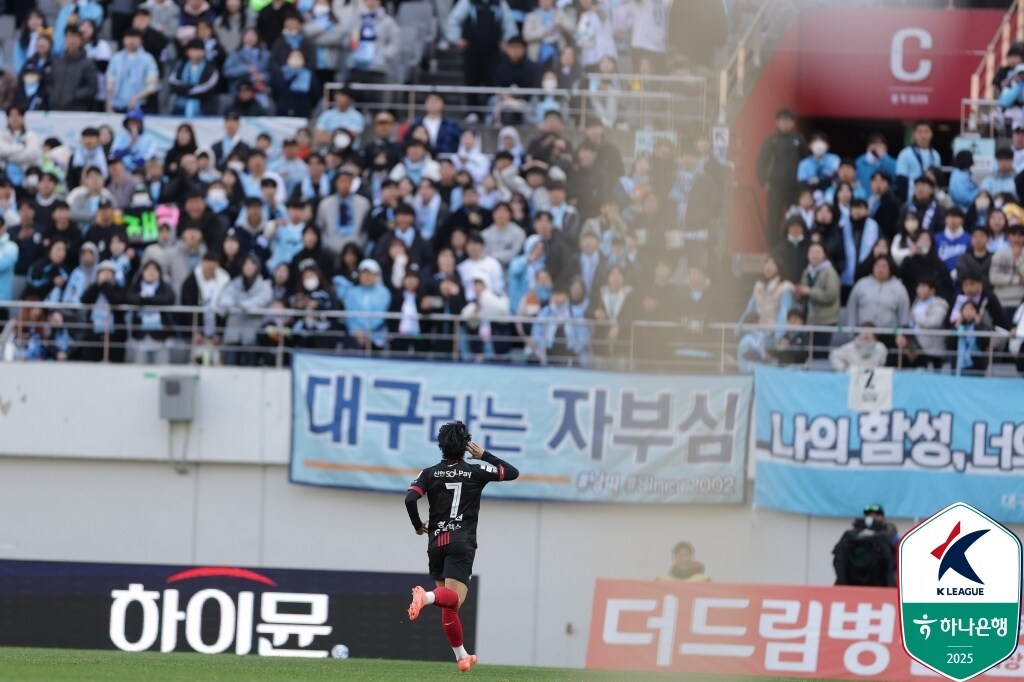 대구FC전 득점 후 상대 팬들을 자극하는 세리머니 중인 정승원. (한국프로축구연맹 제공)