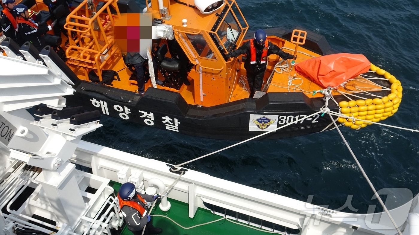 독도 북동쪽 250㎞ 해상서 손가락이 절단되는 사고를 당한 외국인 선원 이송을 위해 준비 중인 동해해경 경비함청.(동해해경 제공, 재판매 및 DB 금지) 2025.4.6/뉴스1