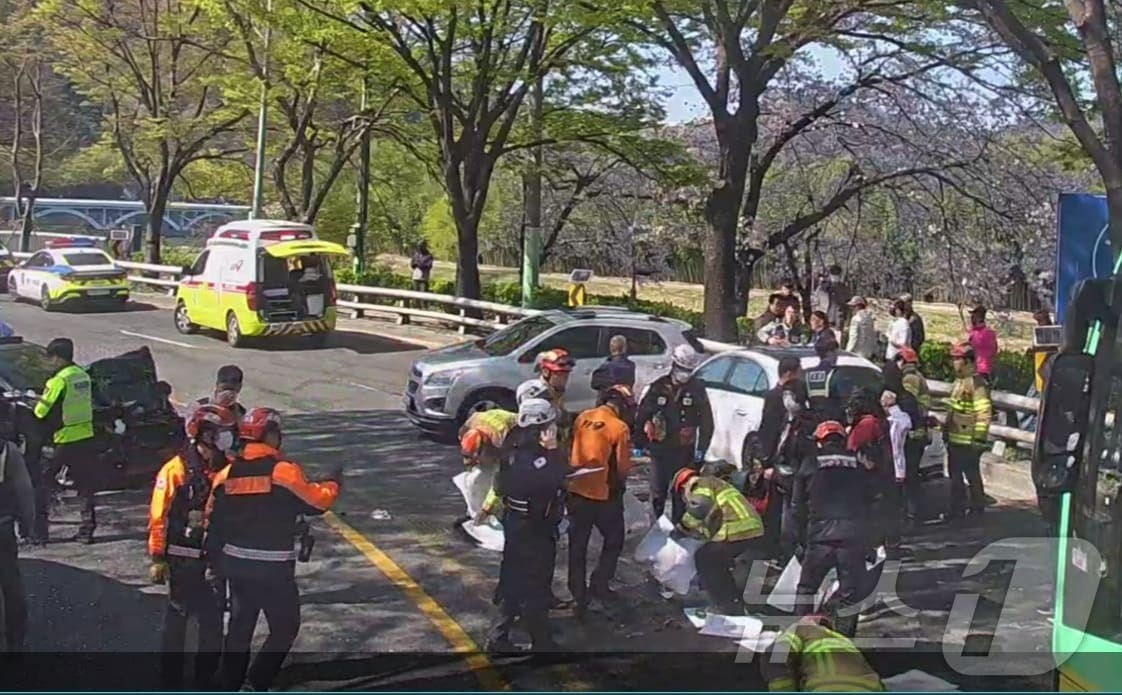 6일 오전 9시 43분께 울산 남구 태화강 남산로 십리대밭교 인근에서 4중 추돌사고가 발생했다.(울산소방 제공. 재판매 및 DB 금지)/뉴스1