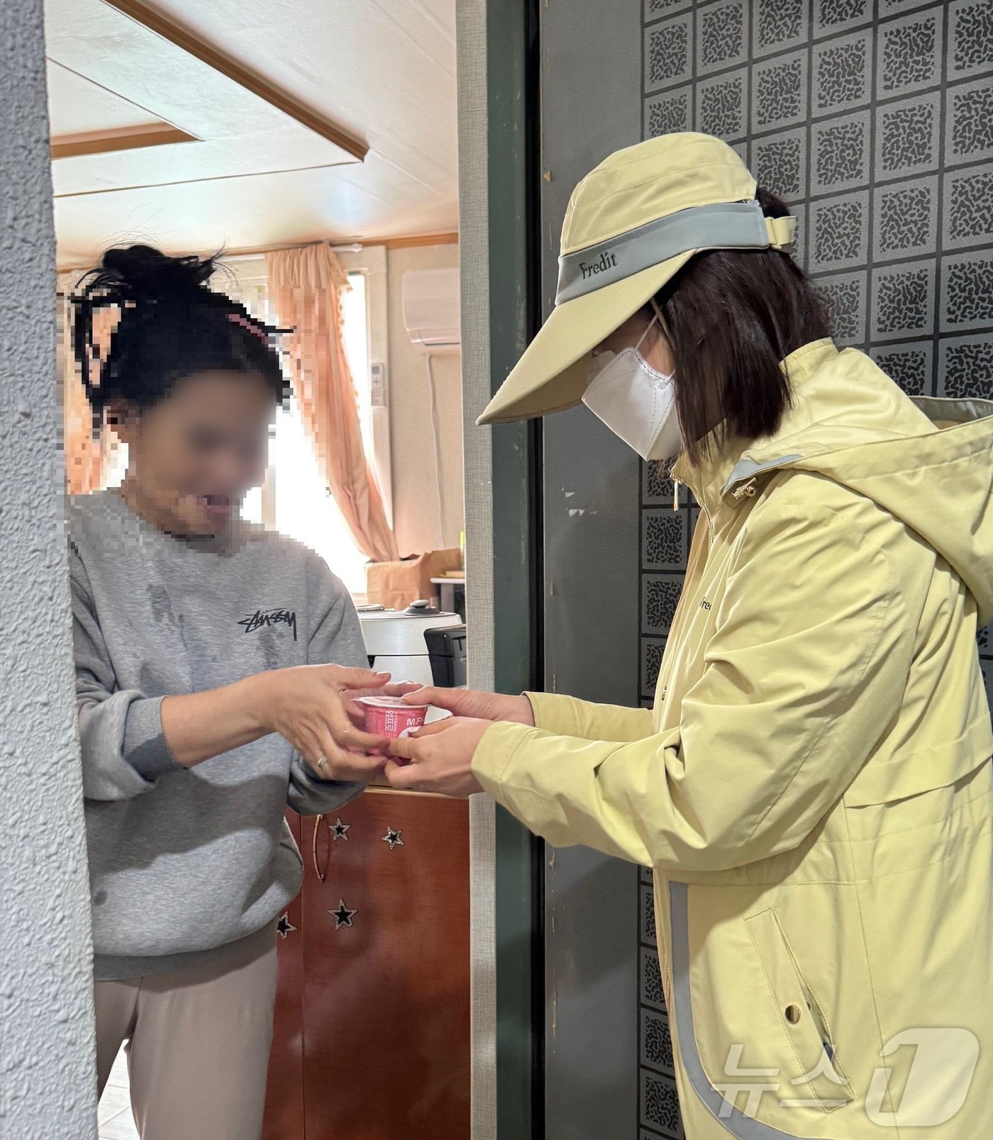 한국야쿠르트 배달원이 고독사 예방을 위해 건강음료를 배달하고 있다.&#40;대구 수성구 제공.재판매 및 DB 금지&#41;