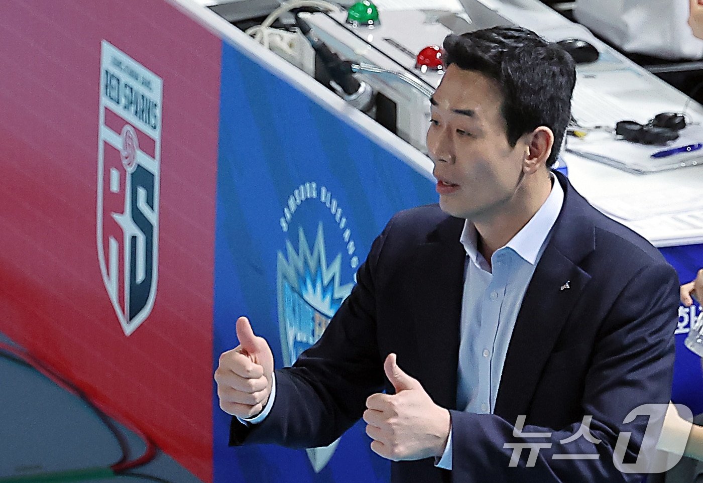 6일 오후 대전 중구 충무체육관에서 열린 프로배구 '2024-2025 도드람 V리그' 여자부 챔피언결정전 4차전, 정관장과 흥국생명의 경기에서 정관장 고희진 감독이 선수들을 향해 엄지손가락을 치켜세우고 있다. 2025.4.6/뉴스1 ⓒ News1 박정호 기자