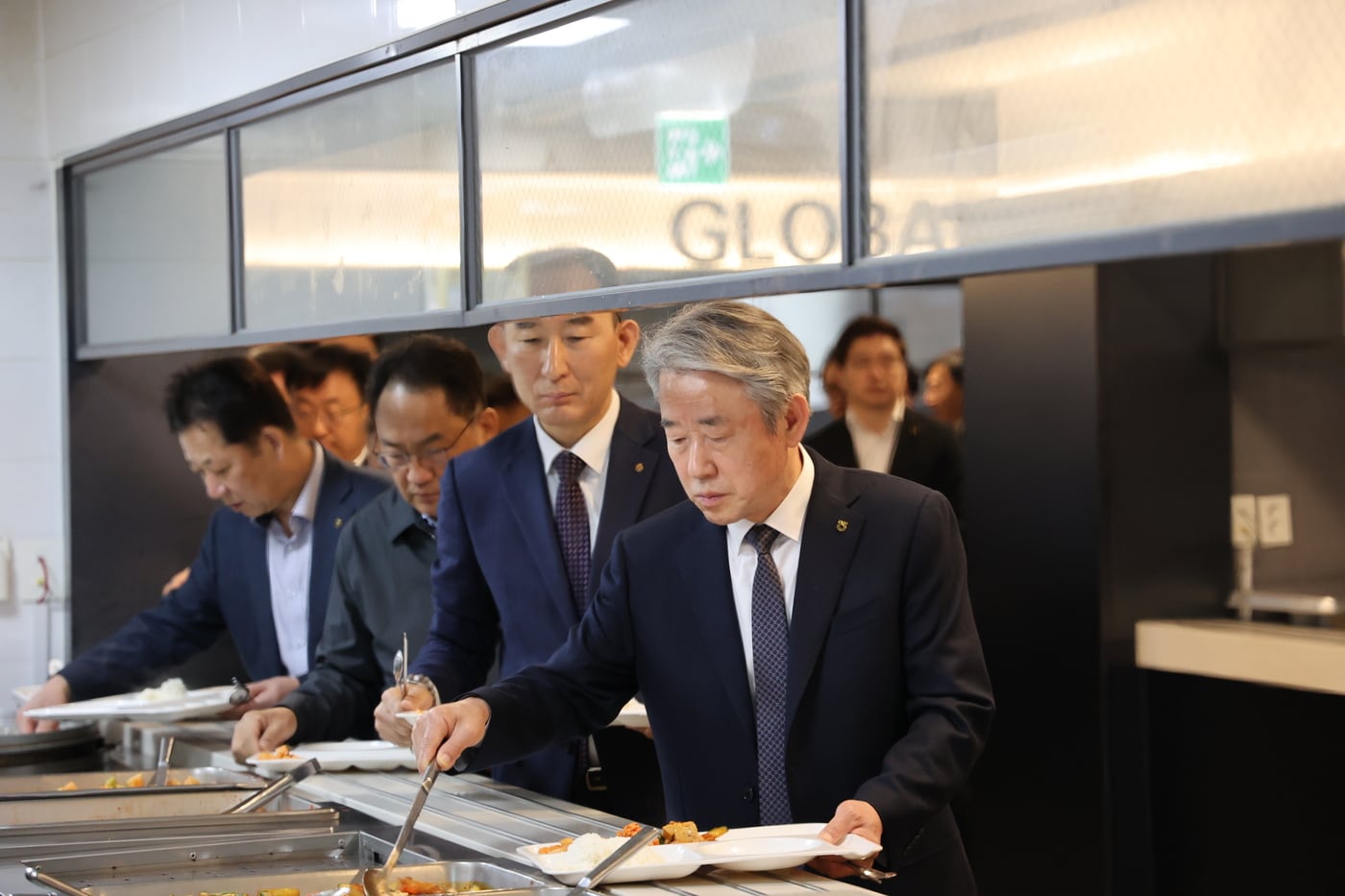 강호동 농협중앙회장(오른쪽 첫 번째)이 4일 NH농협생명 본사 구내식당을 찾아 '아침밥 먹기 캠페인'에 참여했다.