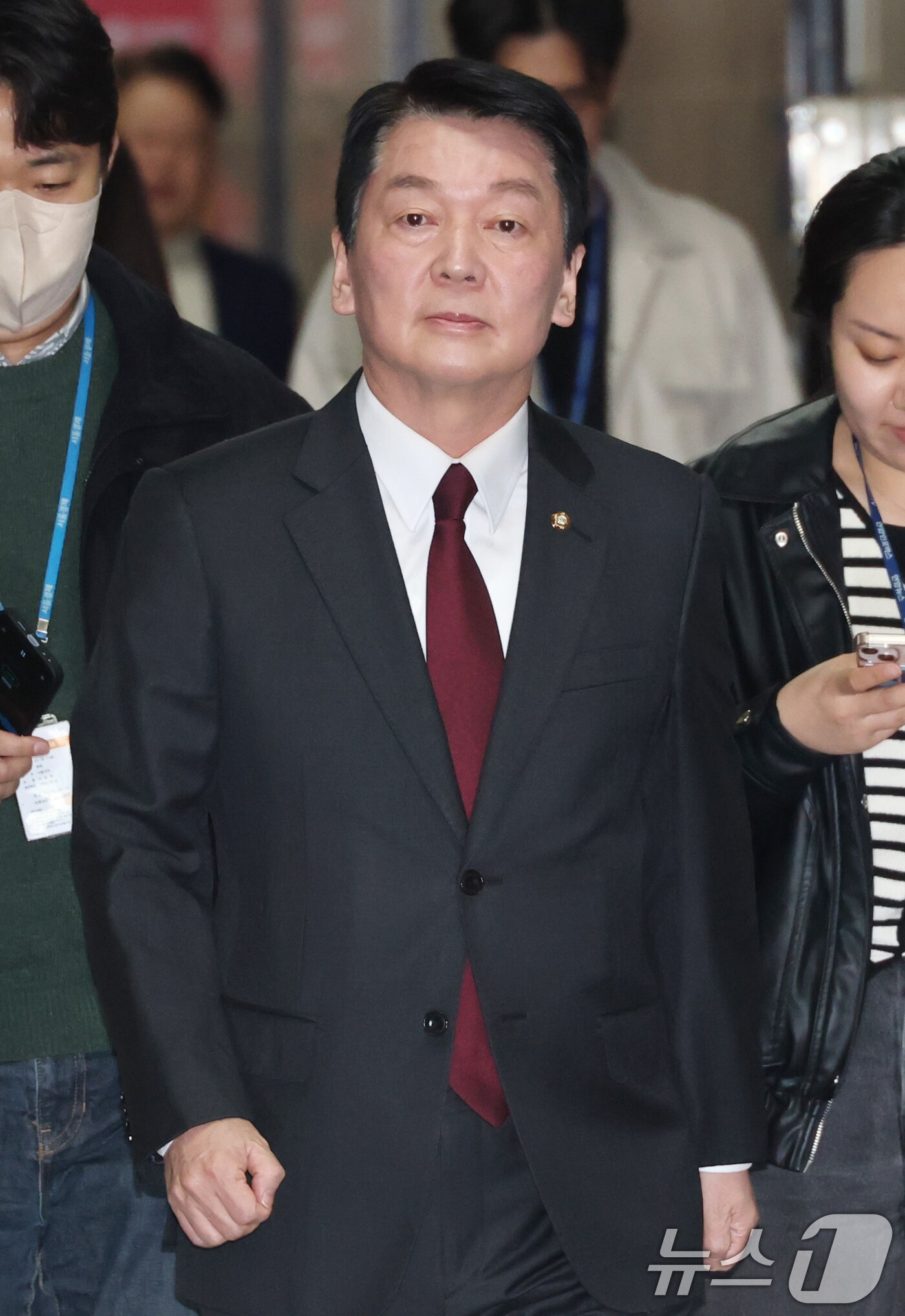 안철수 국민의힘 의원이 6일 오후 서울 여의도 국회에서 권영세 비상대책위원장 주재로 열리는 중진의원 비상회의에 참석하고 있다. 2025.4.6/뉴스1 ⓒ News1 이광호 기자