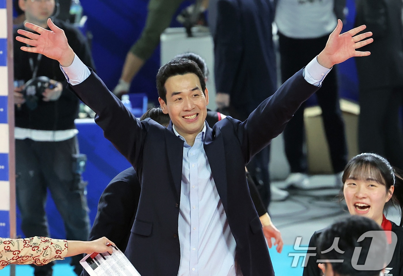 6일 오후 대전 중구 충무체육관에서 열린 프로배구 &#39;2024-2025 도드람 V리그&#39; 여자부 챔피언결정전 4차전, 정관장과 흥국생명의 경기에서 5세트 접전 끝에 승리하며 승부를 원점으로 만든 정관장 고희진 감독이 팬들과 기쁨을 나누고 있다. 2025.4.6/뉴스1 ⓒ News1 박정호 기자