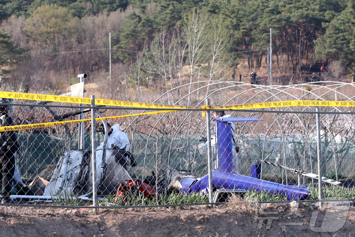 대구 북구 서변동 일대 야산에서 발생한 산불을 진화하던 헬기가 추락해 조종사 1명이 사망했다. 6일 대구소방안전본부에 따르면 이날 오후 3시 41분께 서변동 이곡지 북쪽에서 발생한 산불을 끄기 위해 투입된 헬기 5대 중 1대가 산불 현장으로부터 100m가량 떨어진 곳에서 추락했다. 이에 관계 당국이 현장을 살펴보고 있다. 2025.4.6/뉴스1 ⓒ News1 공정식 기자