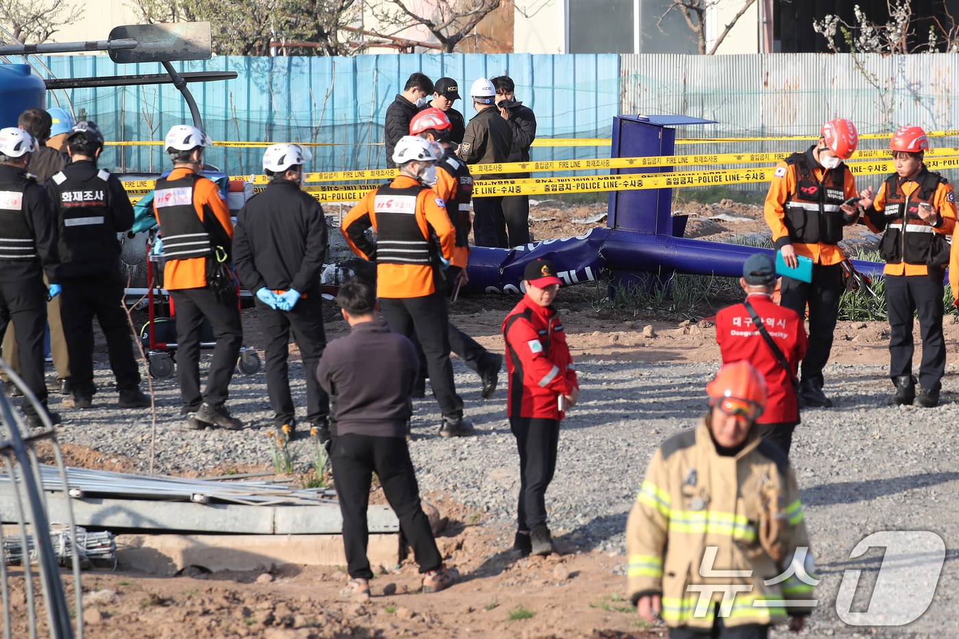6일 오후 3시 41분쯤 대구 북구 서변동 이곡지 인근 야산 산불 진화에 투입된 동구 임차 헬기 1대가 산불 현장 100m 인근에 추락해 조종사 1명이 숨졌다. 경찰과 소방 당국이 사고 현장을 수습하고 있다. 2025.4.6/뉴스1 ⓒ News1 공정식 기자