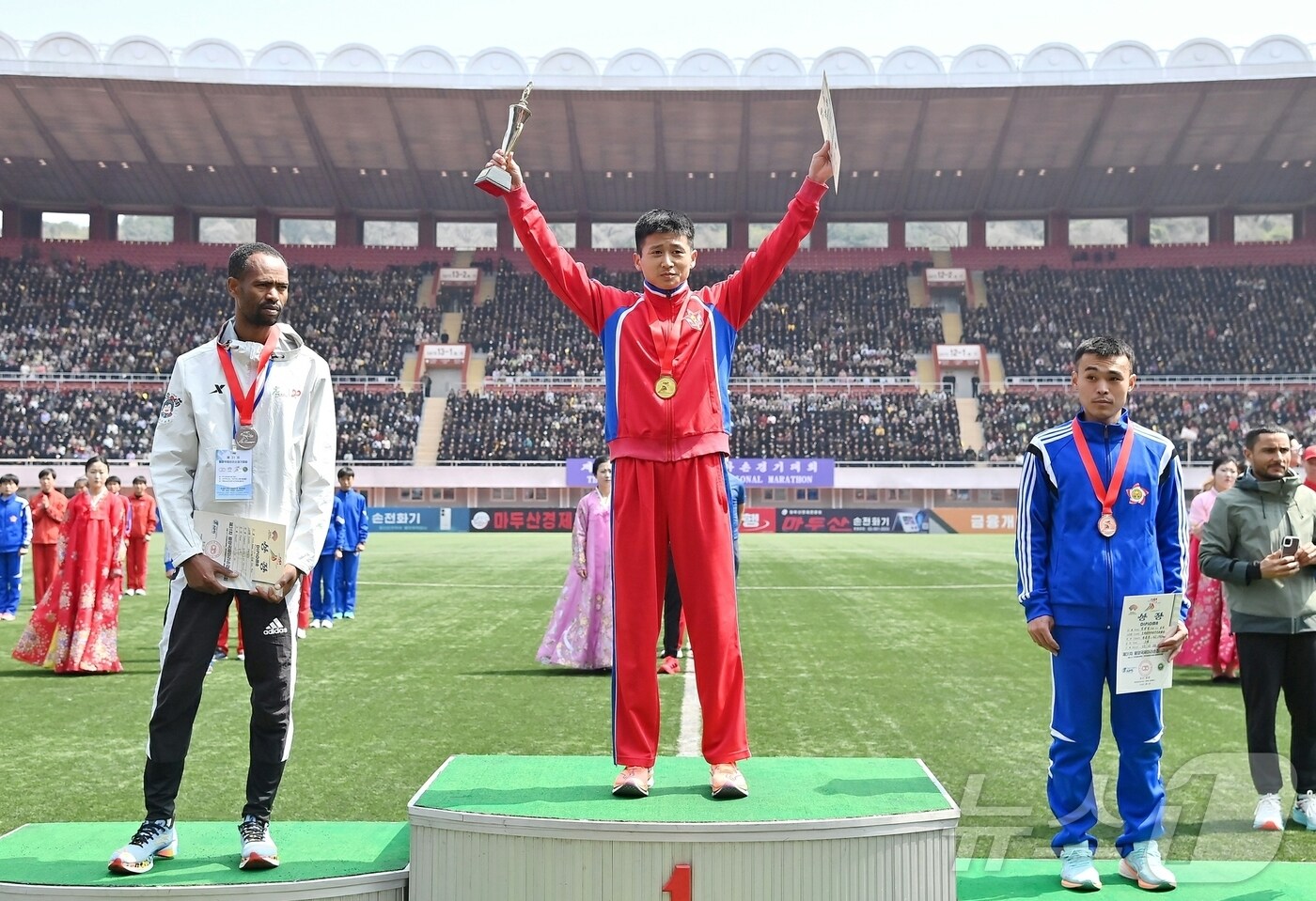 &#40;평양 노동신문=뉴스1&#41; = 지난 6일 북한 김일성경기장에서 제31차 평양국제마라톤경기 시상식이 개최되고 있는 모습 [국내에서만 사용가능. 재배포 금지. DB 금지. For Use Only in the Republic of Korea. Redistribution Prohibited] rodongphoto@news1.kr